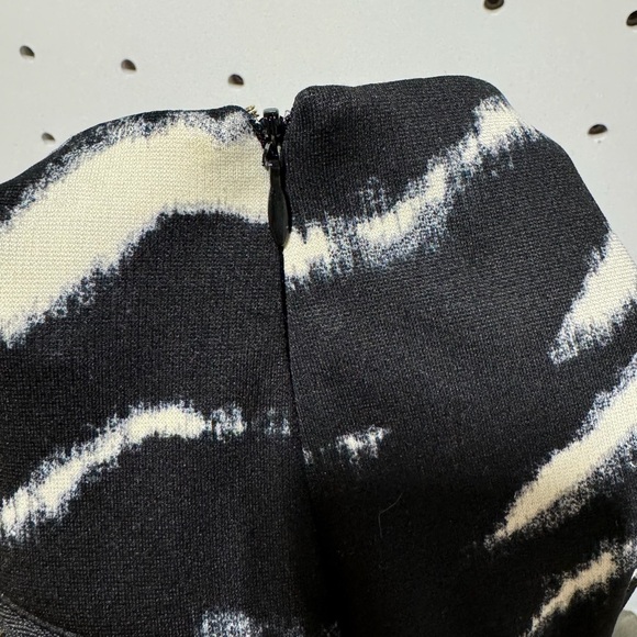 Michael Kors Women Zebra Zipper Faux Pockets Pencil Skirt Size 4 - Picture 5 of 5